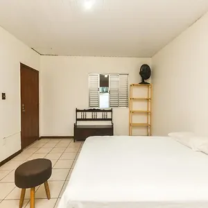Casa Completa E Bem Localizada Com Design Clássico Casa de Férias